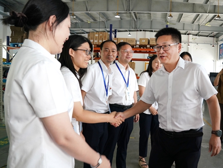 【20240906】集團(tuán)領(lǐng)導(dǎo)慰問交通學(xué)校教師，何宇?。ㄓ乙唬ɡ畎⒚窋z）.jpg