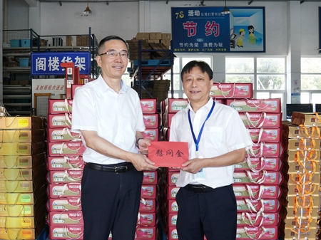 【20240906】集團(tuán)領(lǐng)導(dǎo)慰問交通學(xué)校教師，柏衛(wèi)東（左）吳曉斌（右）（李阿梅攝）.jpg